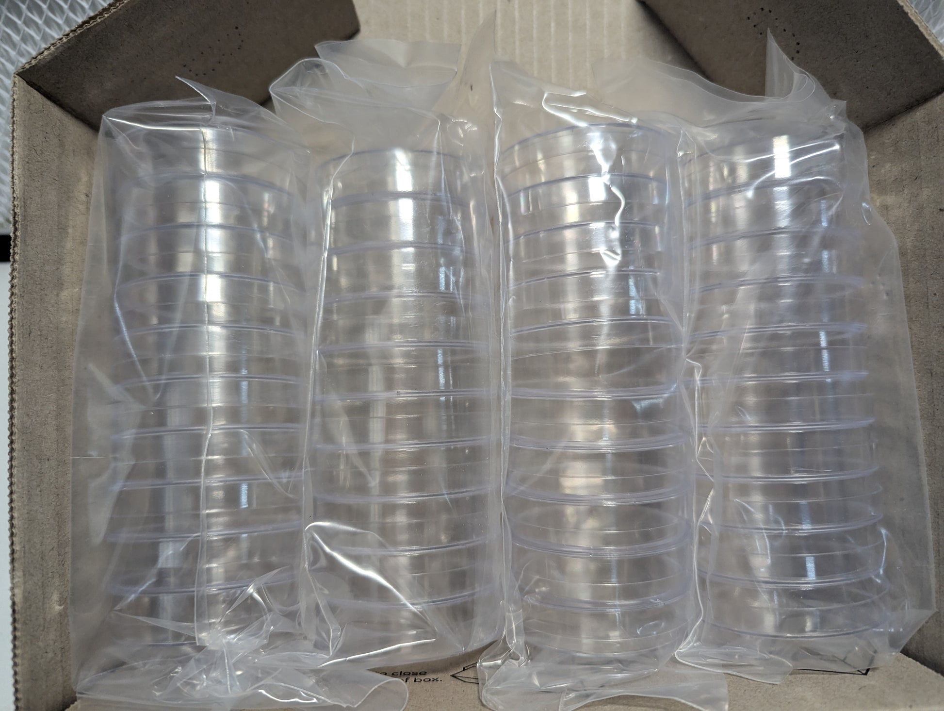 4 packs of 10 Petri dishs